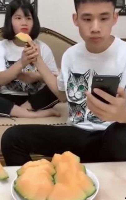 大爷吃瓜笑掉牙,大爷的欢乐时光