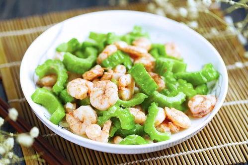 长辈面前吃瓜,小心“瓜”出笑话